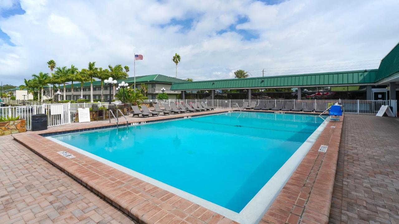 Waterfront Room, Heated Pool, Tiki Bar & Grill Sarasota Exterior photo