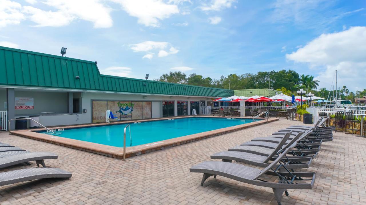 Waterfront Room, Heated Pool, Tiki Bar & Grill Sarasota Exterior photo